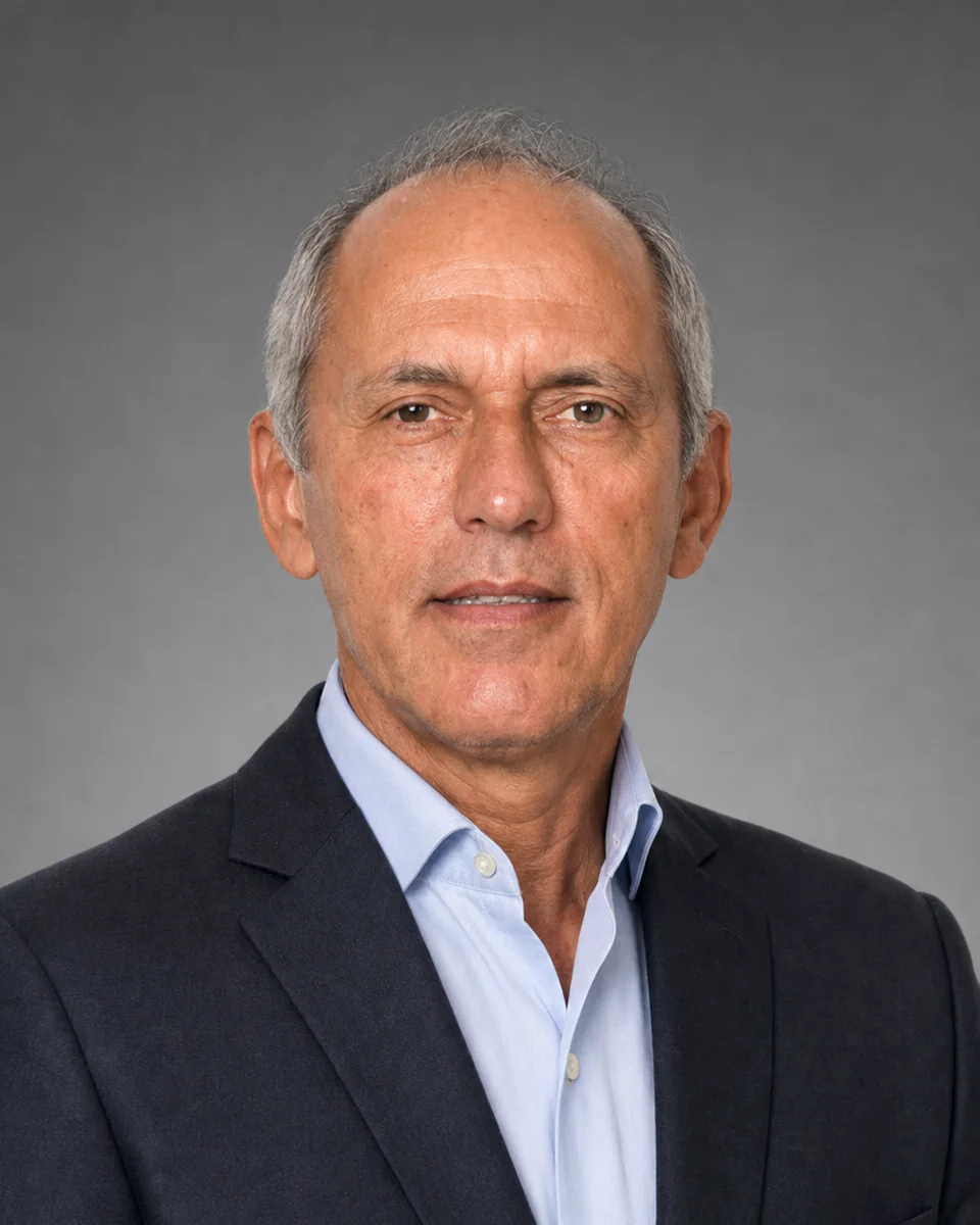 Washington, Fundador e Diretor Técnico